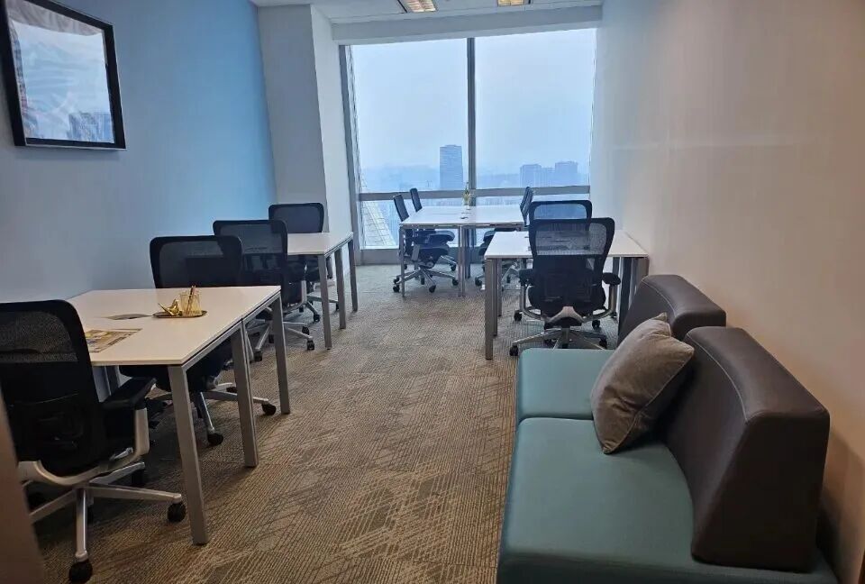 来福士共享办公室联办工位区,办公桌椅与沙发